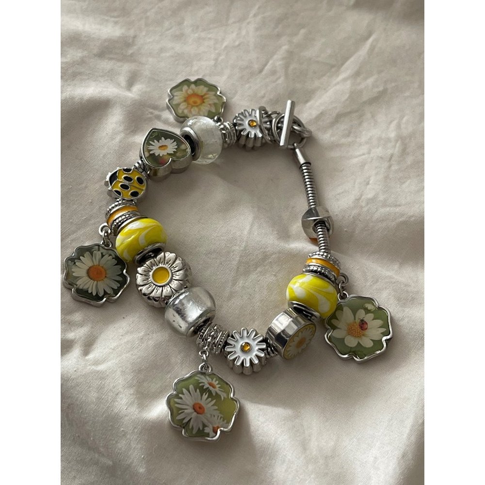 Vintage Spring Silver Tone Daisy Dangle Charm Glass / Charm Bead Bracelet